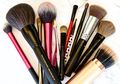 Kuas Makeup Bersih Seperti Baru dengan 5 Produk Brush Cleanser Ini!