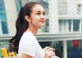 Mix and Match Outfit Liburan Serba Putih ala Michelle Ziudith yang Gampang Ditiru