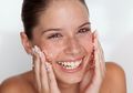 Rekomendasi Face Scrub yang Cocok Untuk Kulit Berjerawat dan Berminyak Agar Terlihat Glowing