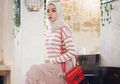 3 Inspirasi Mix and Match Busana Garis-garis Untuk Wanita Berhijab, Agar Tampilan Makin Modis!