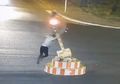 (Video) Tak Sabar Menunggu Lampu Merah, Pria Ini Memutuskan untuk Merobohkannya