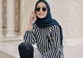Inspirasi Fashion Hijab ala Mega Iskanti dengan Pleated Skirt Untuk Tampil Manis Saat Liburan