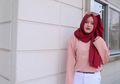 Ini 5 Gaya Fashion Putri Delina dengan Hijab Merah. Stunning!