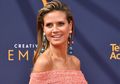Berpose di Red Carpet, Heidi Klum Alami Wardrobe Malfunction?