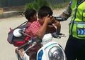 Ditilang, Anak SD Ini Menangis Sejadinya dan Menciumi Tangan Polisi