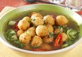 Siap-Siap Dibanjiri Pujian Kalau Membuat Sup Ikan Tenggiri dengan Bola-Bola Gemas nan Kenyal Ini