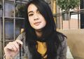 Tiru Fashion Nuansa Kuning Ala Dea Annisa Buat Ngedate Bareng Pacar