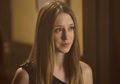 Gaya Feminin Pakai Rok Ala Taissa Farmiga, Suster di "The Nun". Manis!