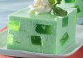 Hijaunya Balok Puding Kelapa Muda yang Lembut Ini Bikin Jatuh Hati
