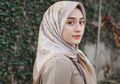 Tiru Gaya Selebgram Hijab Helmi Nursifah dengan Pilihan Long Outer di Bawah Harga 500 Ribu Rupiah