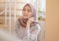 Inspirasi Dress Bridesmaids dengan Hijab ala Mega Iskanti, Simpel Tapi Anggun!