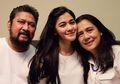 Harmonis Meski Berpisah, Lydia Kandou dan Jamal Mirdad Foto Bersama Putrinya