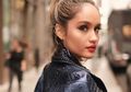 Contek Gaya Feminin Edgy Cinta Laura Saat Foto Bareng Member BLACKPINK di Coach Fashion Show