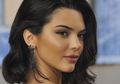Tak Hadiri NYFW dan Jadi Kontroversi, Begini Gaya Kece Kendall Jenner Pakai Baju Transparan Tanpa Bra di Paris!