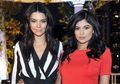 7 Gaya Fashion Kompak ala Kendall & Kylie Jenner. Super Charming!