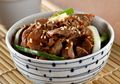 Makan Malam Lezat Ala Restoran Jepang dengan Sepiring Daging Sukiyaki Bumbu Teriyaki