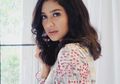 Yuk Tiru Makeup Natural untuk Kulit Sawo Matang Ala Mikha Tambayong. Flawless!