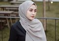 Contek Gaya Monokrom Selebgram Helmi Nursifah dengan Pilihan Kemeja Motif Gingham di Bawah Harga 400 Ribu Rupiah!