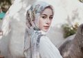 Tampil Feminin dengan Pilihan Busana Serba Putih Harga Terjangkau ala Selebgram Hijab Aghnia Punjabi