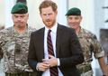 Prince Harry Terlihat Selalu Menyentuh Cincin Pernikahannya. Kenapa?