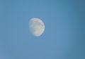 Pernah Lihat Bulan di Langit Padahal Masih Siang? Ini Penjelasannya