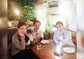 Putus Dari Reino Barack, Luna Maya Dihibur Ayu Dewi di Thailand