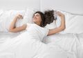 4 Gerakan Peregangan Ini Bisa Kamu Lakukan di Atas Tempat Tidur loh
