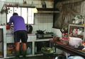 Selama 7 Tahun Keluarga Ini Selalu Pakai Sepatu Boots Saat di Dapur, Alasannya Bikin Kita Merenung Lagi