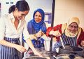 Salut! Meghan Markle Masak untuk Tamu Istana dengan Perempuan Korban Kebakaran Grenfell