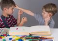 Si Kecil Sering Memukul Teman atau Saudaranya? Atasi dengan Cara Ini