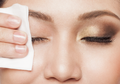 Pilih Makeup Remover Mata yang Tepat Sesuai Jenis Kulit Kita!