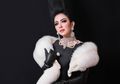 Antimainstream, Syahrini Pamer Meme Karya Haters di Konser Tunggalnya