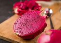Supaya Tak Lagi Mudah Berantakan, Ini Dia Tips Mengupas Buah Naga yang Tepat