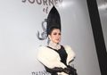 Manjakan Penonton, Begini Penampilan Syahrini yang Nekat Ganti Baju di Pinggir Panggung Saat Konser
