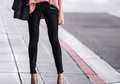 Jangan Lagi Padukan Skinny Jeans Kita dengan 5 Fashion Item Ini!