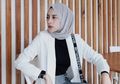 Tiru Penampilan Elegan Selebgram Aghnia Punjabi dengan Pilihan Blazer dan Stripe Pants Harga Terjangkau!