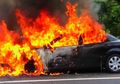Nahasnya Pengemudi Ini: Kehabisan Bensin, Ditabrak Mobil Lain Hingga Tewas, dan Mobilnya pun Terbakar