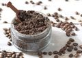 DIY Scrub Kopi dan Madu yang Siap Melembapkan Kulit Keringmu
