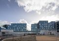 Keren! Gedung Sekolah Ini Dilapisi 12.000 Panel Surya Warna Biru!