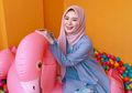 Inpirasi Model Hijab Simpel Ayana Jihye Moon yang Bisa Kamu Tiru Untuk Gaya Sehari-hari