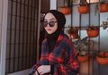 Inspirasi Gaya Hijab dengan Busana Flanel ala Selebgram Intan Khasanah