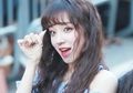 Fashion Simpel Yuqi (G)I-DLE dengan Outfit Merah. Manis dan Stylish!