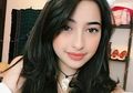 6 Fashion Modis dengan Sneakers Ala Pacar Naufal Samudra, Jennifer Coppen