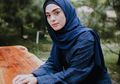 6 Inspirasi Outfit Hijab Warna Biru Ala Vebby Palwinta. Adem Banget!