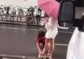 (Video) Wanita yang Jongkok Ini Dibentak-bentak oleh Gadis yang Ingin Kakinya Bersih!
