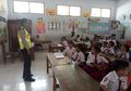 Gurunya Ikut Demo, Puluhan Polisi di Blitar Gantian ‘Mengajar’ di Sekolah-sekolah