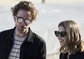Robert Pattinson Jalan Bareng dengan Mantannya Shia LaBeouf!