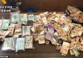 Pengendara Motor Temukan Uang Misterius Senilai Rp3,8 Milliar Tercecer di Jalan, Ia Malah Lakukan Hal Tak Terduga!