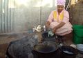 Duh, Cuma Karena Persoalan Sepele Ini, Seorang Wanita Terpaksa Harus Memasak di Lubang WC!