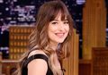 Demi Perempuan Korban Kekerasan Seksual, Dakota Johnson Beberkan Nomor Ponselnya!